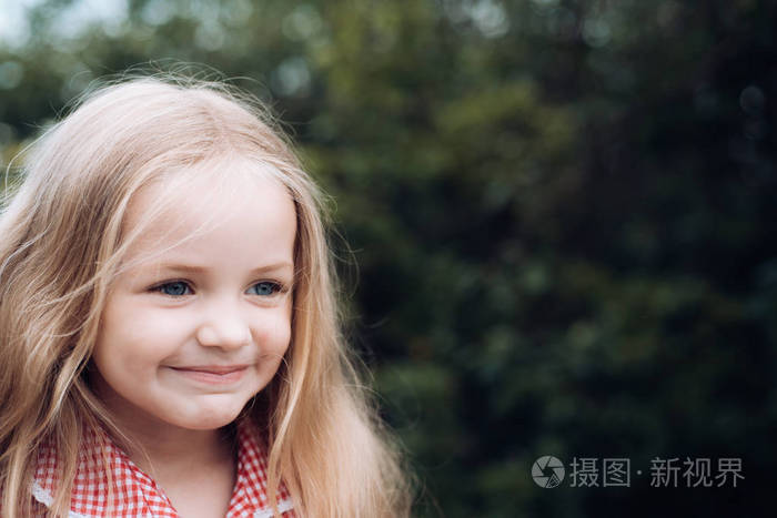 头发在我身后飞舞.小女孩留着长发.金发碧眼的小女孩.