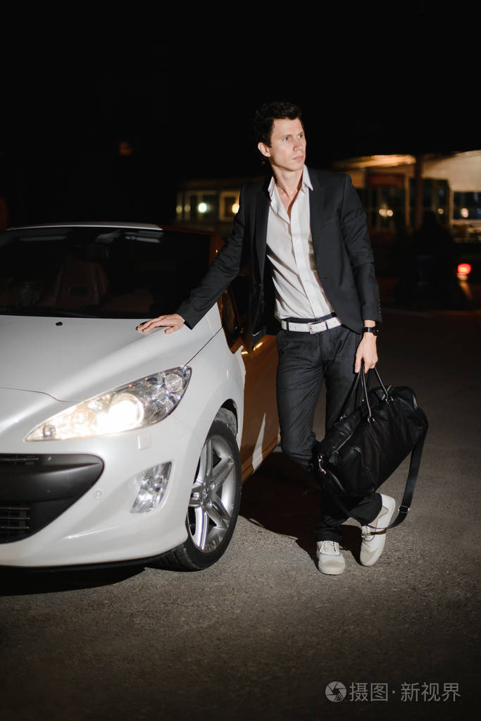 穿着豪华轿车的商人照片-正版商用图片1470px-摄图新视界