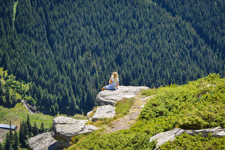 悬崖边的女孩跨费格拉斯科伊山路。