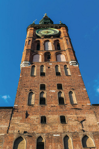 古老市政厅的塔楼，映衬着格但斯克的蓝天。 波兰
