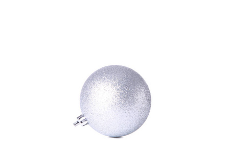 白色背景上孤立的银色圣诞球。 圣诞作文
