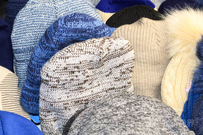 冬天的帽子出售挂在墙上的儿童成人.