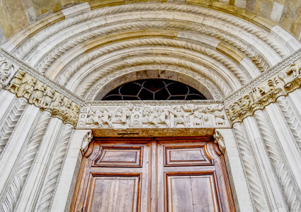 意大利菲迪扎罗马天主教教区的主要古老木门。 HDR效应。