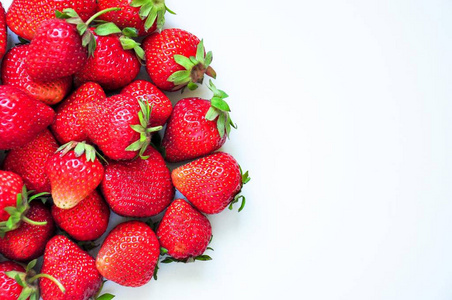 草莓。 白色背景下草莓的浆果。 自制草莓。 他们种了草莓。