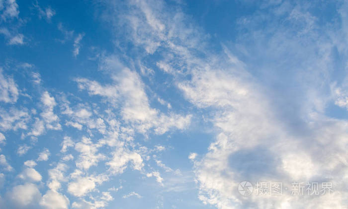 晴朗的日子里, 蓝色明亮的夏日天空上蓬松的云朵