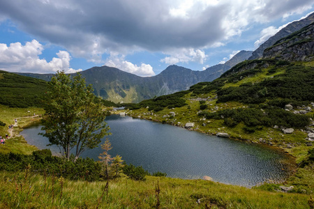 斯洛伐克喀尔巴阡山塔特拉夏季末山湖全景，水中有岩石山的倒影。 兹韦罗夫卡村附近的罗哈克斯克普莱萨湖。