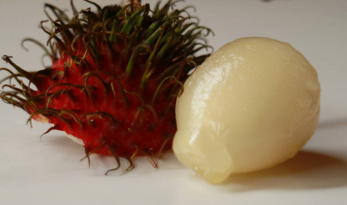 兰布坦。果，颜色为黄红色和毛..原产于印尼地区..热带水果多汁，香甜..