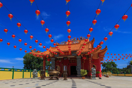 美丽的中国寺庙，挂着红色的灯笼，为中国的新年节日和晴朗的蓝天做好准备