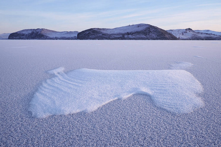 傍晚贝加尔湖冰面上的雪点图片