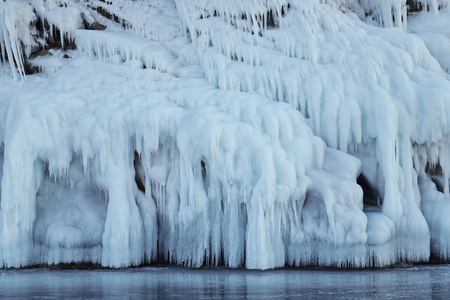 冰柱覆盖了岩石。 贝加尔湖是一个寒冷的冬日。