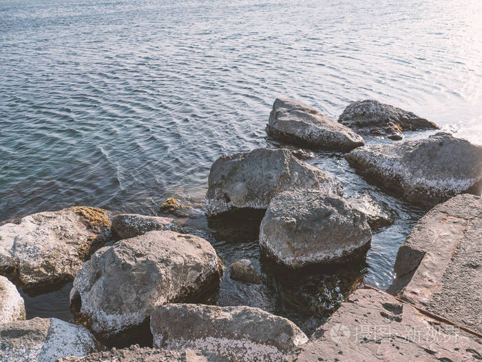 海滩附近的大石头作为自然水和海洋背景