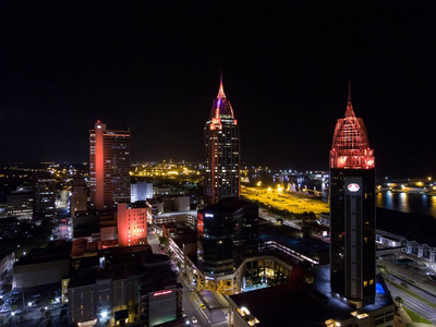 亚拉巴马河畔市中心夜间的鸟瞰图