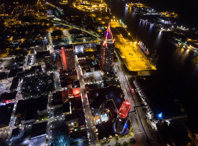亚拉巴马河畔市中心夜间的鸟瞰图
