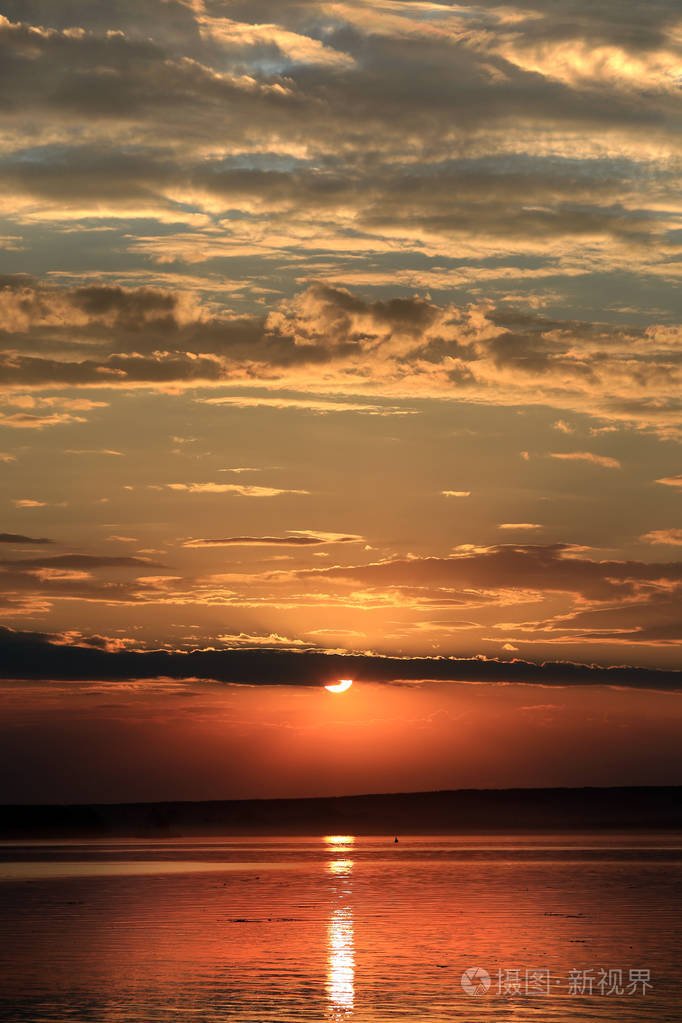 夏日的风景美丽的日落笼罩着宁静的河流