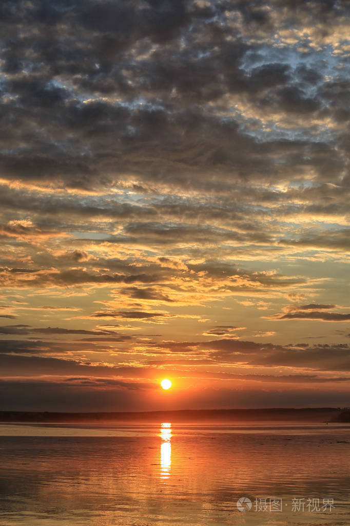 夏日的风景美丽的日落笼罩着宁静的河流