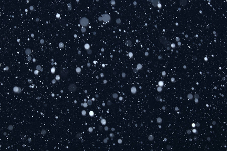 雪花在蓝色背景下降雪时的特写背景纹理