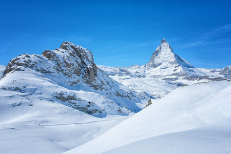 雪山物质角峰Zermatt瑞士全景美景。