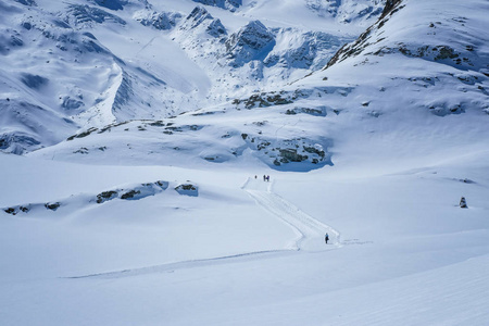 游客在瑞士雪山步行