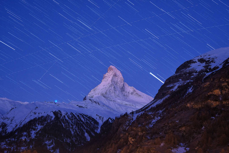 美丽的星星小径，在冬天的瑞士泽马特，夜间在著名的山峰上。