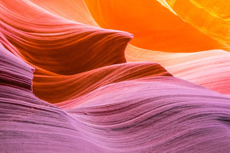 美国亚利桑那州附近著名的纳瓦霍部落国家公园羚羊峡谷砂岩地层的美丽景色