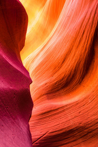 美国亚利桑那州附近著名的纳瓦霍部落国家公园羚羊峡谷砂岩地层的美丽景色