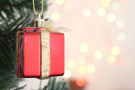 带有装饰盒礼物的圣诞树和浅色背景