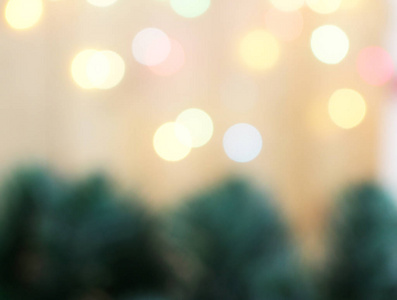 模糊的圣诞树背景，装饰灯，木板上的布