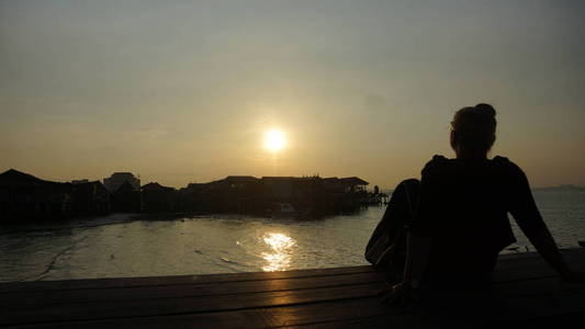 太阳升起时美丽的剪影在谭码头乔治镇槟城