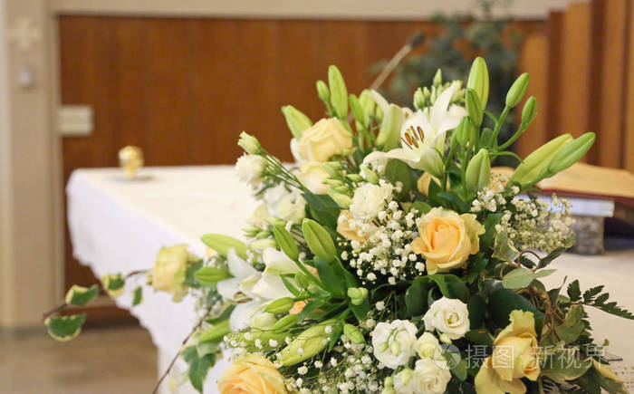 在宗教仪式上,教堂祭坛上有许多鲜花和玫瑰及水仙花