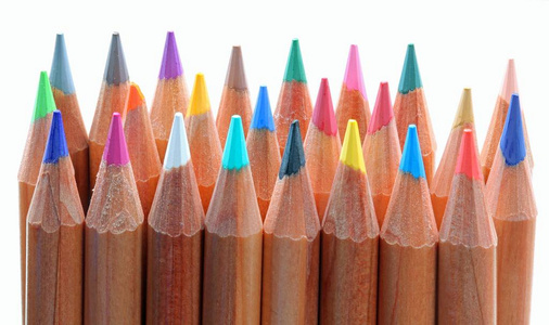 幼儿园里许多彩色铅笔的提示