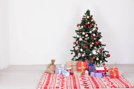 圣诞家居装饰与圣诞树和礼物新年假期