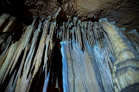 旅游地标地下石灰岩洞穴与钟乳石和石笋在克里米亚的艾山培养