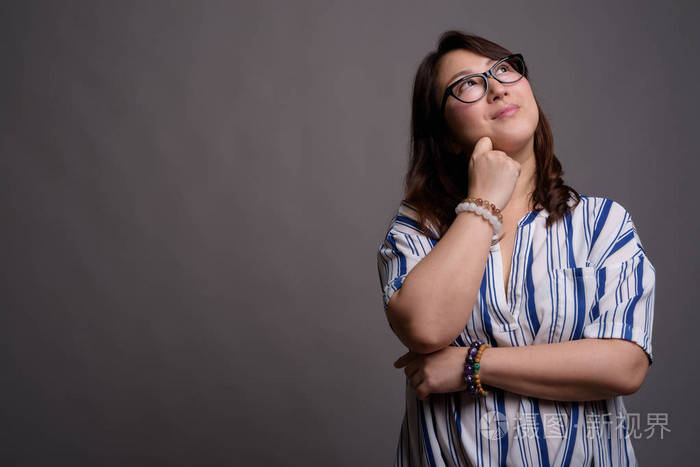 戴眼镜的成熟亚洲女商人的肖像