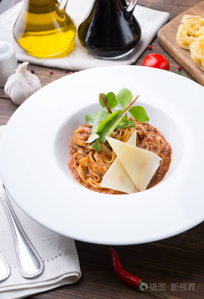 tagliatelle意大利面和肉和奶酪午餐是木制桌子