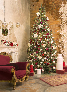 室内装饰圣诞树壁炉红椅带白色和栗色气球的圣诞树圣诞树下的礼物新年室内