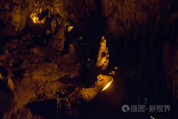 洞穴昏暗的石头纹理。钟乳石地下景观..土耳其安塔利亚区Alanya