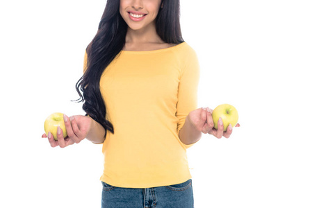 一张快乐的照片，年轻的非洲裔美国妇女拿着新鲜的苹果，被隔离在白色上