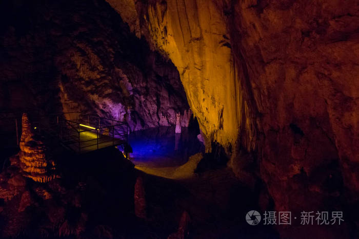 洞穴昏暗的石头纹理洞穴里面的地下湖是蓝色的土耳其安塔利亚区alanya