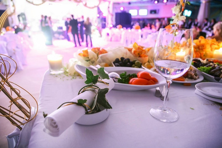 节日桌上摆着鲜花和蜡烛。