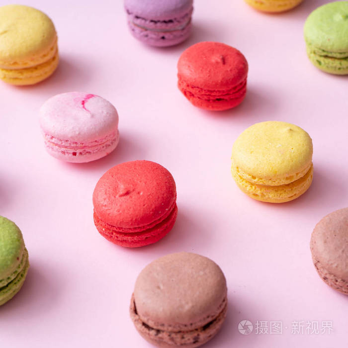 粉彩桌面与彩色马卡龙。 最小甜食概念