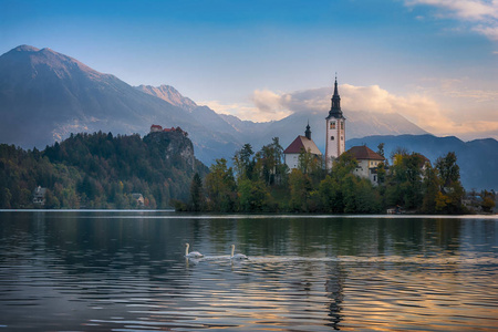 美丽的风景著名的湖泊在斯洛文尼亚流血，小教堂在绿色的岛屿上蓝天和山脉背景