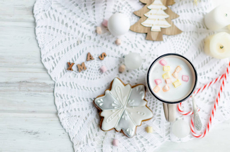 杯热可可与美丽的传统糖釉圣诞姜饼饼干在白色背景。 卡假日概念。 复制空间顶部视图。