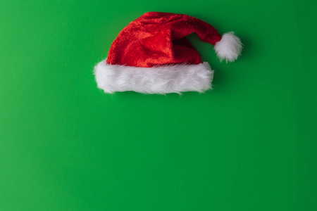 绿色圣诞背景的红色圣诞帽