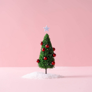 圣诞树上有红色的鲍布，雪中有粉底。 最小的假期概念。 新年简单作文