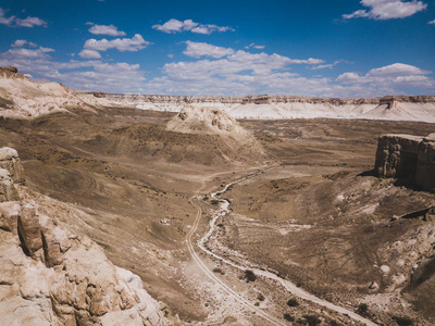 哈萨克斯坦的沙漠和山脉就像来自另一个星球一样