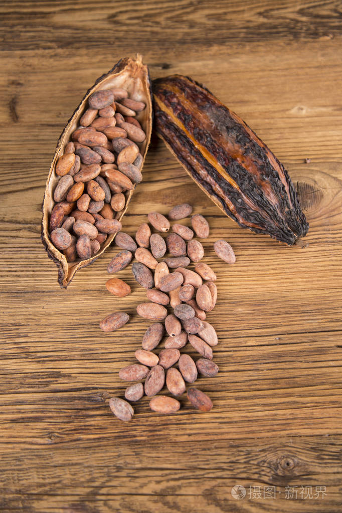 可可豆在木制背景可可和黑苦巧克力生可可棕色背景照片-正版商用图片1