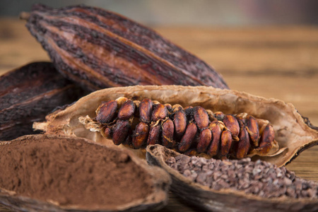 可可豆在木制背景可可和黑苦巧克力生可可棕色背景