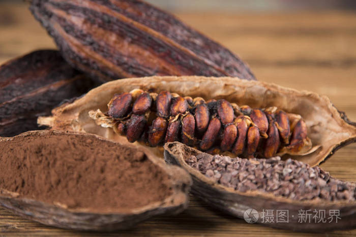 可可豆在木制背景可可和黑苦巧克力生可可棕色背景照片-正版商用图片1