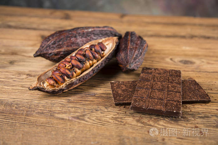 可可豆在木制背景可可和黑苦巧克力生可可棕色背景照片-正版商用图片1