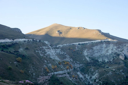 雄伟的山脉和草地景观。 骑自行车的山路。 高山迷蒙的山路。多云的天空和山路。 阿塞拜疆自然